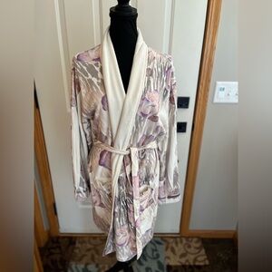 Women’s Wrap Up By VP cream purple floral microfiber luxury short spa robe. OS